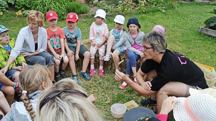Zunächst wurde gelernt wie aus Gerste Körner gemahlen werden. Foto: Karl-Heiz Hofmann
