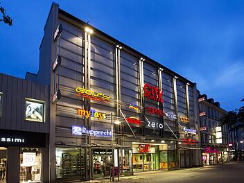 Nach nur 19 Jahren plant der Eigentümer des "City Point" bereits einen Neubau des innerstädtischen Shopping-Centers in der Nürnberger Karolinenstraße. Foto: Nikolas Pelke