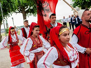 Mit einer  albanischen  Folkloregruppe  feierte   Dardania   am vergangenen Samstag ein  großes Fest.  privat