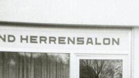 Theo Waldmann mit einer Mitarbeiterin vor dem  heimeigenen Friseur-Salon. Das Foto entstand 1974. Foto: privat