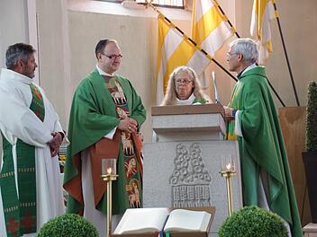 Wechsel im pastoralen Team der Pfarreiengemeinschaft Main - Steigerwald: Pfarrer Bernhard Öchsner und Pastoralreferentin Barbara Heinrich verabschiedeten Diakon Joachim Stapf (links) und begrüßten Pfarrvikar Andreas Hartung (Zweiter von links). Foto: Sabine Weinbeer