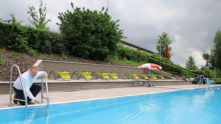 Maßbachs Bürgermeister Matthias Klement freut sich, dass die Badesaison laut Wetterbericht nun beginnen kann. Auch die Wassertemperatur, die zur Wochenmitte noch bei knapp unter 20 Grad gelegen war, wird sich dann schnell erhöhen. Foto: Heike Beudert