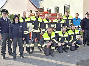 Die erfolgreichen Feuerwehrler zusammen mit Kreisbrandinspektior Hermann Schuberth (rechts), Kreisbrandmeisterin Sigrid Mager (Zweite von links), Thomas Schwarz (links) und Kommandant Alexander Ernst (Zweiter von rechts) Foto: Alfred Thieret