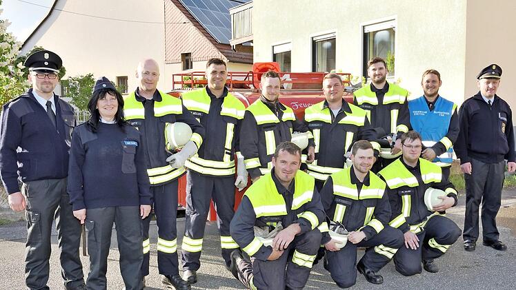 Die erfolgreichen Feuerwehrler zusammen mit Kreisbrandinspektior Hermann Schuberth (rechts), Kreisbrandmeisterin Sigrid Mager (Zweite von links), Thomas Schwarz (links) und Kommandant Alexander Ernst (Zweiter von rechts) Foto: Alfred Thieret