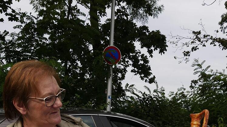 Dieses Urlaubssouvenir aus Griechenland hat bei Christine  Höpfner jetzt ausgedient.     - Foto: Manja von Nida