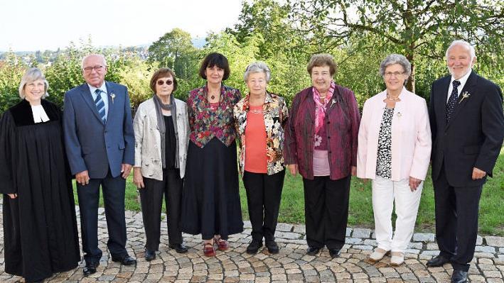 Pfarrerin Almut Weisensee machte deutlich, dass jeder Tag ein Aufbruch ins Ungewisse ist und man überall vom Segen Gottes begleitet wird. Die musikalische Ausgestaltung erfolgte durch den Kirchenchor unter der Leitung von Felix Brendel. Im Bild die Eisernen (65 Jahre) und Diamantene (60) Konfirmanden