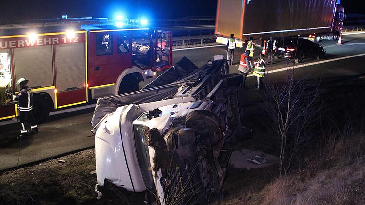 Bei einem Unfall auf der A6 wurde ein 20-Jähriger verletzt. Erneut funktionierte die Rettungsgasse nicht ordnungsgemäß - zudem sorgten Gaffer für Probleme. Foto: Oßwald/News5