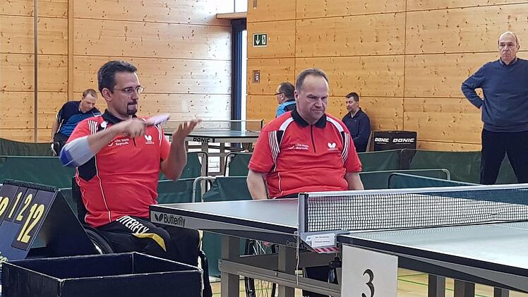 Dietmar Kober (rechts) wartet die Angabe seines Doppelpartners Jan Gürtler bei einem Bundesliga-Match des Rollstuhl-Sportvereins Bayreuth ab.  Foto: privat