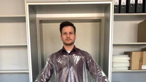 André Baumann fertigte in seiner Firma einen Schutzanzug.