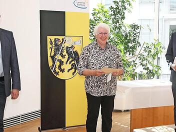 Landrat Johann Kalb (l.) und Stegaurachs Erster Bürgermeister Thilo Wagner übergaben die Pflegemedaille an Angelika Kreß.  Foto: Rudolf Mader