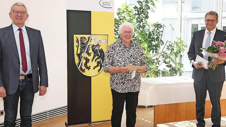 Landrat Johann Kalb (l.) und Stegaurachs Erster Bürgermeister Thilo Wagner übergaben die Pflegemedaille an Angelika Kreß.  Foto: Rudolf Mader