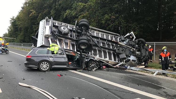 Der 50 Jahre alte Autofahrer wurde dabei schwer verletzt.
