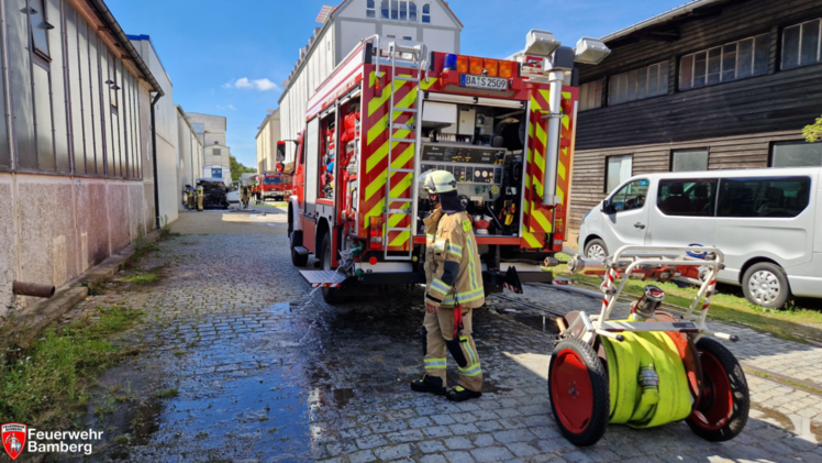 Bamberg: "In voller Ausdehnung" - Feuerwehr r&uuml;ckt zu brennendem Lieferwagen an