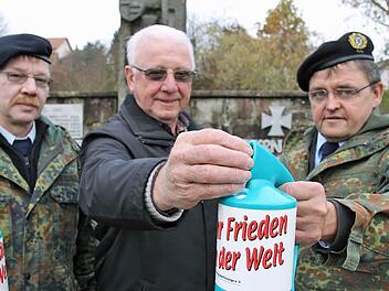 Anton Koch (Mitte) spendete für die Kriegsgräberfürsorge. Hermann Desch (rechts) und Peter Schneider (links) von der Krieger- und Soldatenkameradschaft Untererthal sammeln schon seit vielen Jahren für den guten Zweck. Foto: Markus Reeh