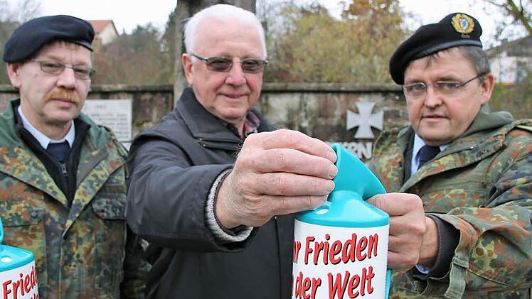Anton Koch (Mitte) spendete für die Kriegsgräberfürsorge. Hermann Desch (rechts) und Peter Schneider (links) von der Krieger- und Soldatenkameradschaft Untererthal sammeln schon seit vielen Jahren für den guten Zweck. Foto: Markus Reeh