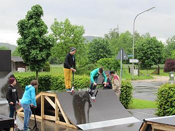 Die Jugendlichen nahmen die neue Skaterbahn in Besitz, indem sie die Elemente gleich befuhren. Foto: Monika Schütz