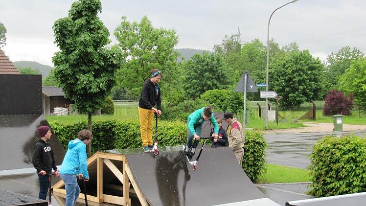Die Jugendlichen nahmen die neue Skaterbahn in Besitz, indem sie die Elemente gleich befuhren. Foto: Monika Schütz