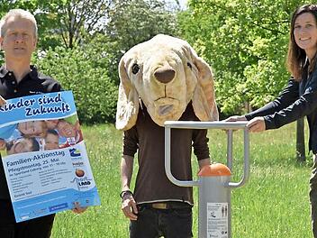 Rainer Fach, Maskottchen "Eddi" und Anja Zitz (links) stehen für alle Partner, die am Pfingstmontag in das "Sportland" nach Dörfles-Esbach zum Familienaktionstag des Landkreises einladen. Foto: Gabi Arnold