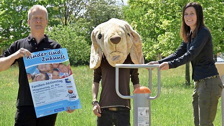 Rainer Fach, Maskottchen "Eddi" und Anja Zitz (links) stehen für alle Partner, die am Pfingstmontag in das "Sportland" nach Dörfles-Esbach zum Familienaktionstag des Landkreises einladen. Foto: Gabi Arnold