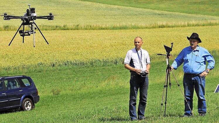 Den Einsatz einer High-Tech-Drohne zum Aufspüren von Rehkitzen oder Schwarzwild stellten der Konstrukteur und Betreiber Lutz Focke (links) sowie Geschäftsführer Werner Friedlein vom Kulmbacher Maschinenring beim Pflanzenbautag in Lopp vor. Foto: Stephan Herbert Fuchs