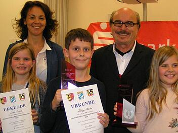 Leonie Reichel, Philipp Molitor und Anika Barth präsentieren nach dem Wettbewerb stolz ihre Urkunden. Mit den Kindern freuen sich Schulrätin Stefanie Mayr-Leidnecker und Schulleiter Ulrich Raab.  Foto: Heidi Amon
