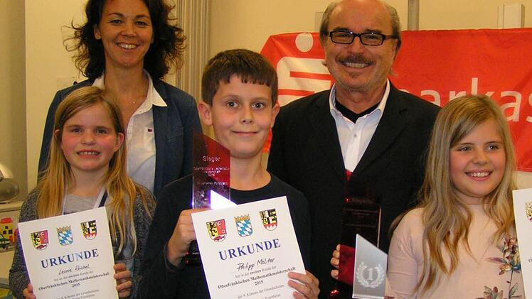 Leonie Reichel, Philipp Molitor und Anika Barth präsentieren nach dem Wettbewerb stolz ihre Urkunden. Mit den Kindern freuen sich Schulrätin Stefanie Mayr-Leidnecker und Schulleiter Ulrich Raab.  Foto: Heidi Amon