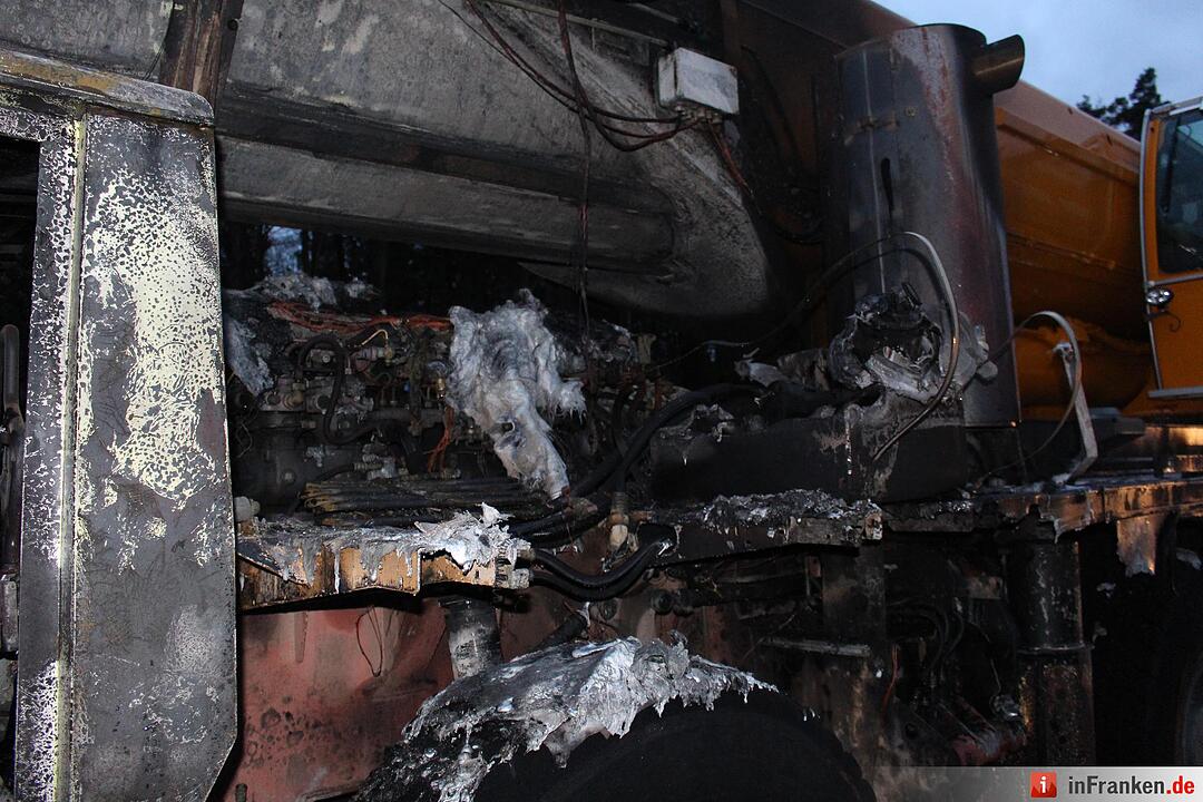 Nagelneuer Autokran brennt bei Ueberfuhrungsfahrt aus - Schaden mindestens eine Millionen Euro