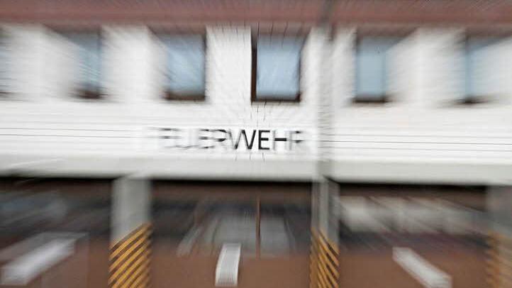 Das Heßdorfer Gerätehaus ist alt und ungeeignet. Es drohen Gefahren für die Kameraden, die sich ehrenamtlich engagieren. Doch geändert werde nichts.  Fotos: Michael Busch