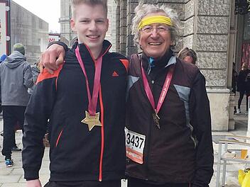 Tim und Laszlo Vaskovics nach dem Wien-Marathon. Mit der Laufgruppe des Schwimmvereins trainiert der 80-Jährige drei Mal pro Woche, um dabei mindestens 12 und maximal 20 Kilometer am Stück zurückzulegen.  Foto: pr
