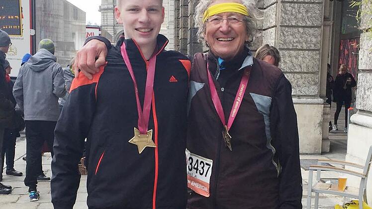 Tim und Laszlo Vaskovics nach dem Wien-Marathon. Mit der Laufgruppe des Schwimmvereins trainiert der 80-Jährige drei Mal pro Woche, um dabei mindestens 12 und maximal 20 Kilometer am Stück zurückzulegen.  Foto: pr