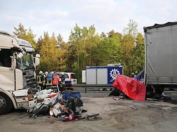 Beim Unfall am Dienstag sind mindestens vier Menschen ums Leben gekommen. Foto: Daniel Karmann, dpa