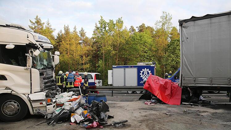 Beim Unfall am Dienstag sind mindestens vier Menschen ums Leben gekommen. Foto: Daniel Karmann, dpa