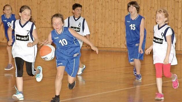 Leonie Querfurth (Nummer 10) von der Grundschule Nordhalben eilt mit dem Ball davon.  Fotos: Hans Franz