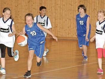Leonie Querfurth (Nummer 10) von der Grundschule Nordhalben eilt mit dem Ball davon.  Fotos: Hans Franz