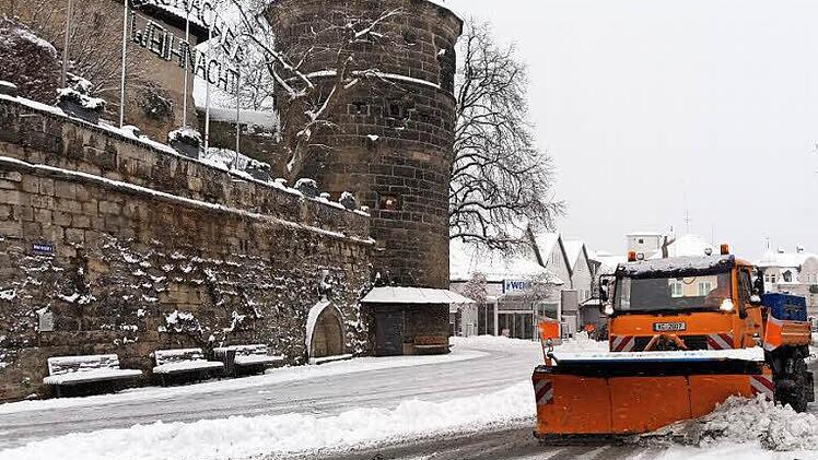Seit den frühen Morgenstunden waren die Schneepflüge - wie hier am Marienplatz in Kronach - im Dauereinsatz.  Foto: Marian Hamacher