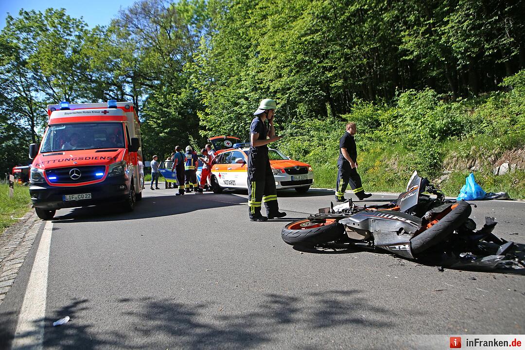 Kreis Bamberg: 17-jähriger Motorradfahrer fährt auf Traktor auf und wird schwer verletzt