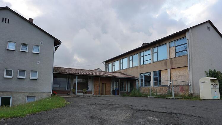 Die Alte Schule in Langenleiten, lange Jahr ein Sorgenkind, soll abgerissen werden. Mit dem Stiftungsvermögen wird Dorfgemeinschaftshaus gebaut. Foto: Marion Eckert
