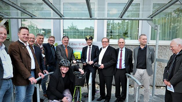 Mit den Mitgliedern des Bauausschusses gab Landrat Klaus Peter S&ouml;llner am Donnerstag mit der neuen Rad- &-Roller-Abstellanlage am Besucherparkplatz des Landratsamts den Startschuss f&uuml;r die Radl-Saison.  Foto: Werner Rei&szlig;aus