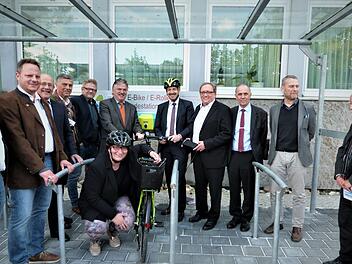 Mit den Mitgliedern des Bauausschusses gab Landrat Klaus Peter Söllner am Donnerstag mit der neuen Rad- &-Roller-Abstellanlage am Besucherparkplatz des Landratsamts den Startschuss für die Radl-Saison.  Foto: Werner Reißaus