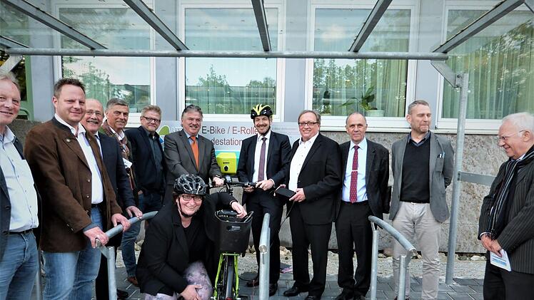 Mit den Mitgliedern des Bauausschusses gab Landrat Klaus Peter S&ouml;llner am Donnerstag mit der neuen Rad- &-Roller-Abstellanlage am Besucherparkplatz des Landratsamts den Startschuss f&uuml;r die Radl-Saison.  Foto: Werner Rei&szlig;aus