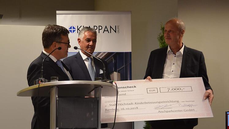 Die Investoren Arndt Zauritz und Peter Klappan übergaben eine Spende für die Höchstadter Kindergärten an Gerald Brehm (v. l.).   Foto: Larissa Händel
