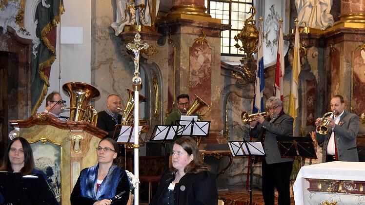 Die Rhöner Blechbläser mit Eddi Arnold (Zweiter von rechts) begleiteten die Gesänge; vorne die Reichenbacher Klarinettenmusik.Andreas Welz