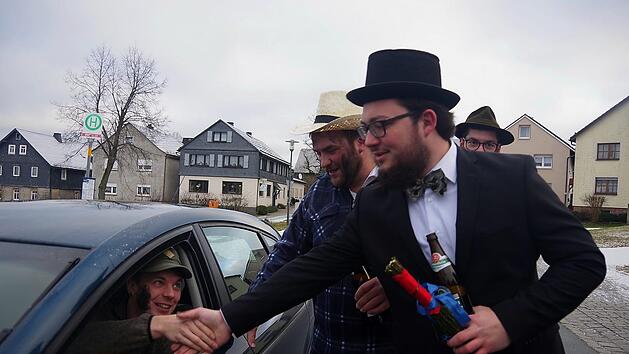 Vor den umtriebigen Pfefferern war am "Tag der unschuldigen Kinder" in Birnbaum und Neufang niemand sicher. Foto: Heike Sch&uuml;lein