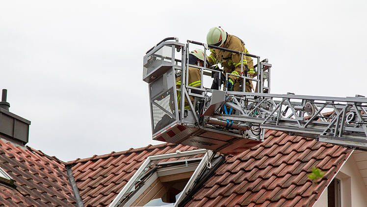 Explosion während Löscharbeiten: Tür im Keller und Dachfenster aus der Verankerung gerissen