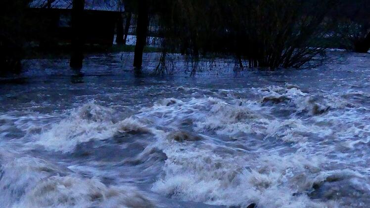 Auch am Wehr der früheren Trebgaster Mühle ist ganz schön was los.   Foto: Dieter Hübner