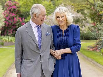 Ein gl&uuml;ckliches Paar: K&ouml;nig Charles III. und seine K&ouml;nigin Camilla. Es sollte Jahrzehnte und viele Skandale dauern, bis sie 2005 heiraten konnten.