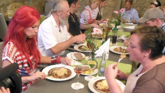 Gut im Bild: Im Gasthof "Zum Stern" lassen sich die Nordlichter in bester Gesellschaft Bratwurst mit Sauerkraut schmecken (von links): Jasmina Brandt, Jürgen Dörries, André Pilling, die Weinprinzessin Lisa und Laura, der Kitzinger Hofrat Walter Vierrether, die Weinprinzessinnen Isabel, Mona und (verdeckt) Aline, Frank Wilhelm und Diana-Denise Augustin.
