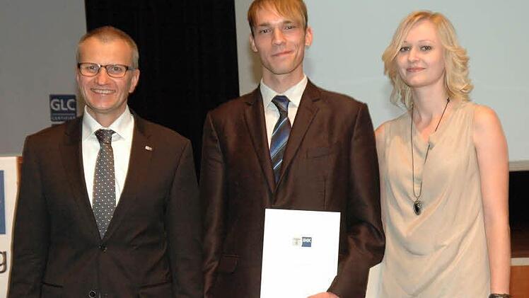 IHK-Hauptgesch&auml;ftsf&uuml;hrer Sigmar Schnabel (links) pr&auml;mierte die Pr&uuml;fungsbesten Carsten Neuner und Anna-Lena M&uuml;ller. Sabrina Unger war verhindert. Fotos: Edwin Mei&szlig;inger