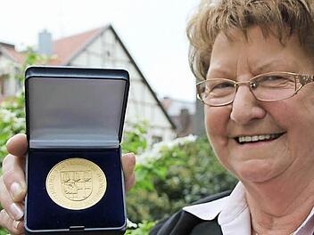 Magdalena Dünisch war 18 Jahre lang stellvertretende Landrätin und 24 Jahre Kreisrätin. Zum Abschied gibt es die Goldene Ehrenmedaille. Fotos: Benedikt Borst