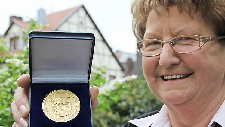 Magdalena Dünisch war 18 Jahre lang stellvertretende Landrätin und 24 Jahre Kreisrätin. Zum Abschied gibt es die Goldene Ehrenmedaille. Fotos: Benedikt Borst